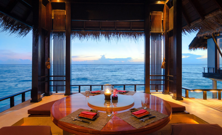 Restaurant auf dem Meer im One&Only Reethi Rah