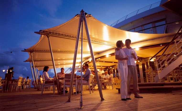 Viva Cuba! Mit MS EUROPA die Perle der Karibik entdecken Viva Cuba! Mit MS EUROPA die Perle der Karibik entdecken tui cruises sonne kuba kreuzfahrt expertentipps tui berlin ms europa kuba lido deck