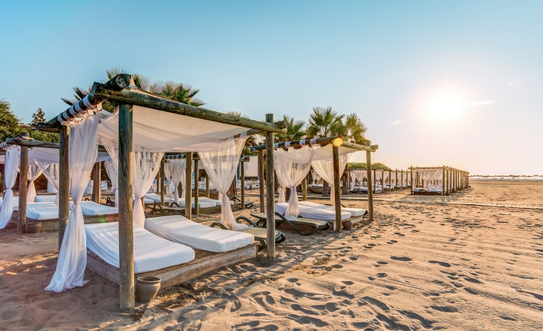 Gemütliche Strandpavillons im TUI MAGIC LIFE Sarigerme - Nachhaltigkeit bei TUI
