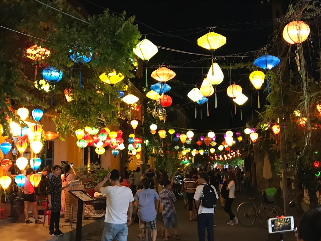 Gasse mit Laternen und Lampions in Hoi An, Vietnam - World of TUI Berlin Reisebericht