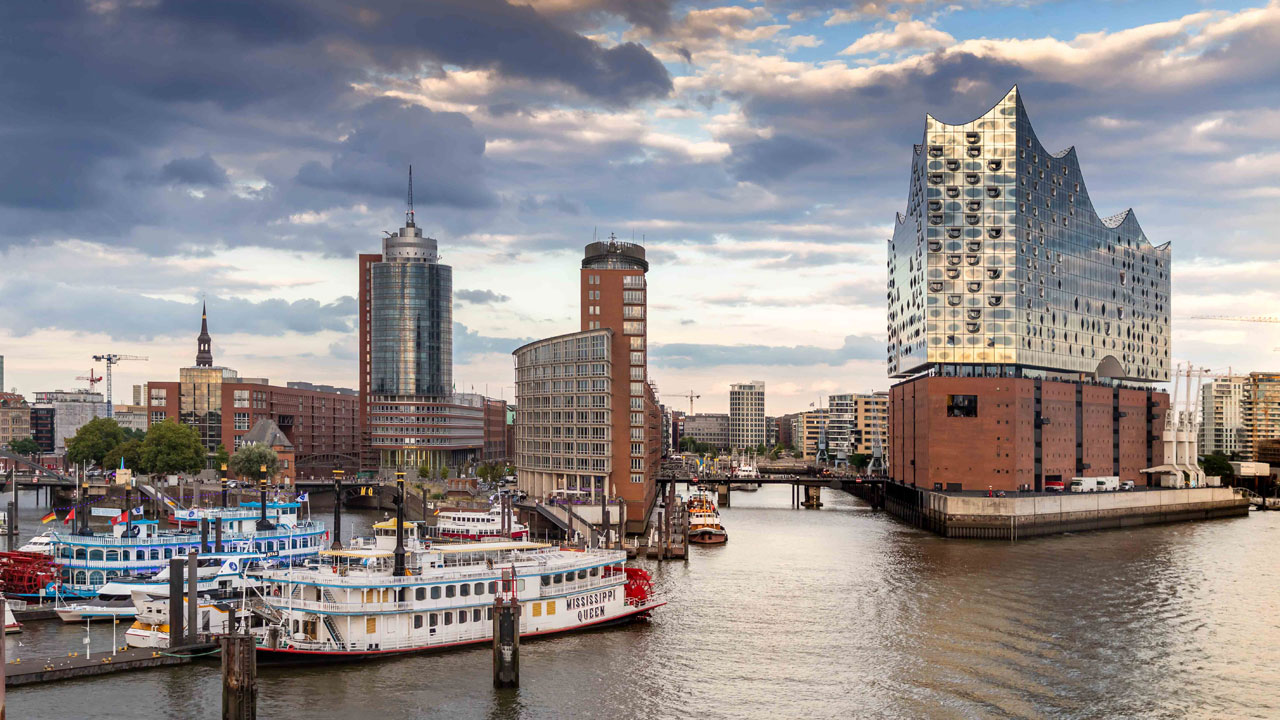Vorbei an der Hamburger Elbphilharmonie mit der MS Europa 2