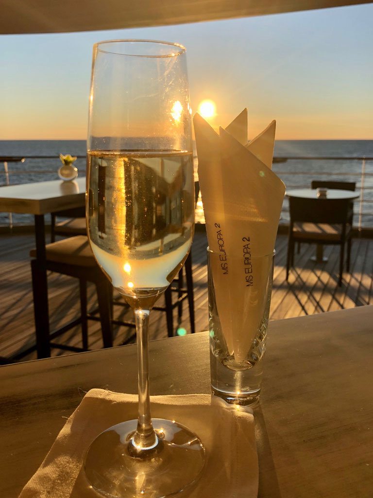 Glas Champagner auf der MS Europa 2