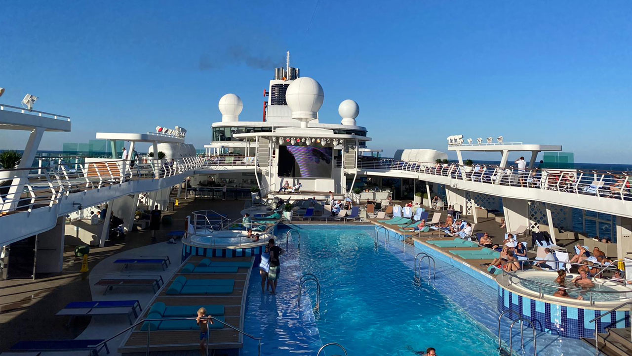 Pooldeck auf der TUI Cruises Mein Schiff 2
