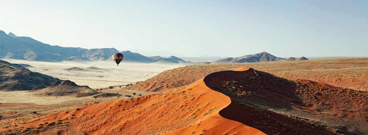 Namibia-Dünen-Namibrand_Sossosvlei-auf-der-Luft-mit-Hot-Air-Ballon-im-Hintergrund