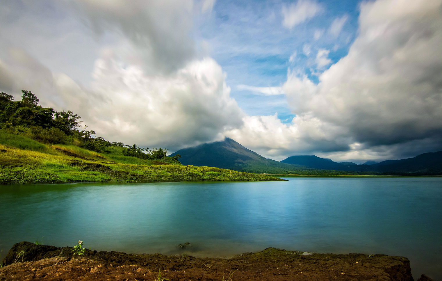Costa Rica Landschaft mit Bergen und See