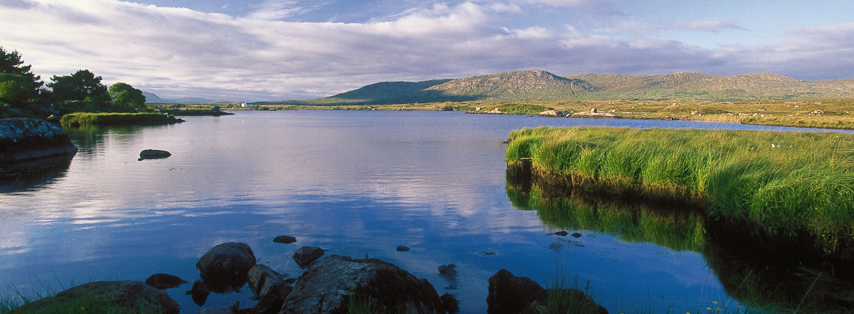 Malerischer See in Galway County, Irland