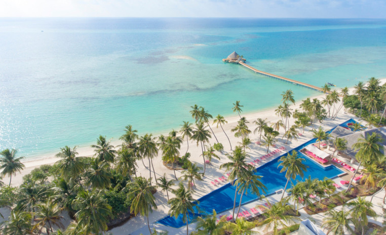 Palmengesäumter Sandstrand im Kandima Maldives Luftansicht