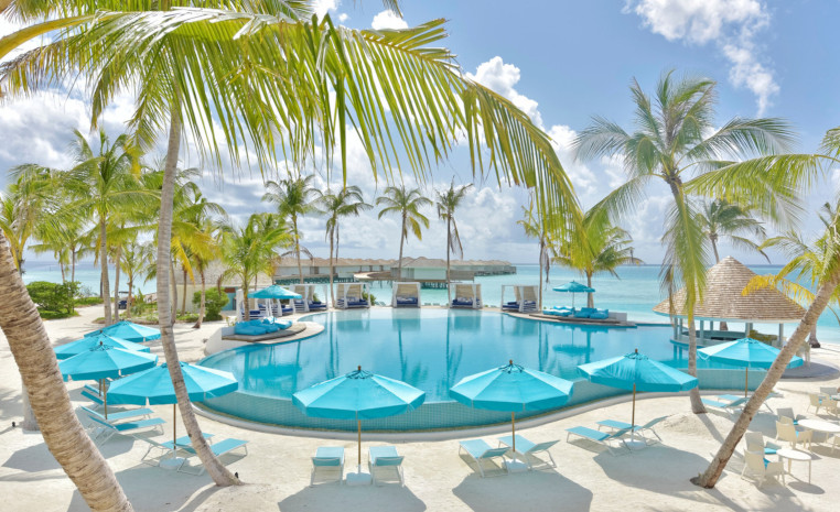 Beach Pool im Kandima Maldives