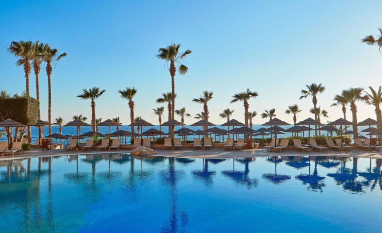Poolbereich mit Meer im Hintergrund