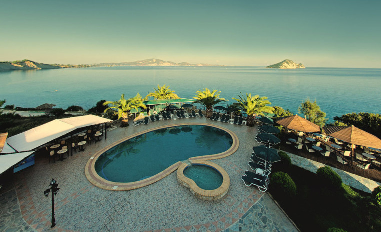Poolbereich der Studio Appartements Harmony mit Blick auf kleine griechische Inseln