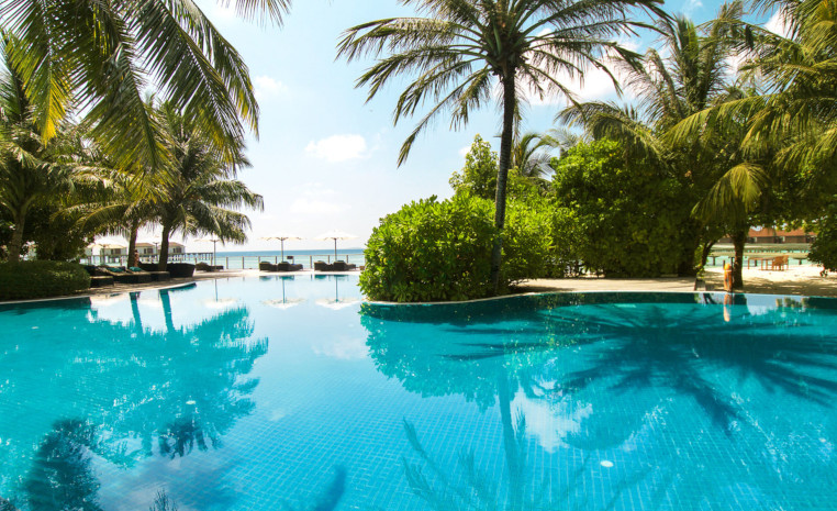 Poolbereich im ROBINSON Maldives