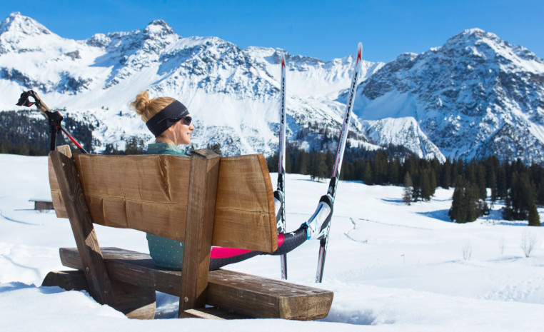 Ausblick auf die Berglandschaft im Winterurlaub