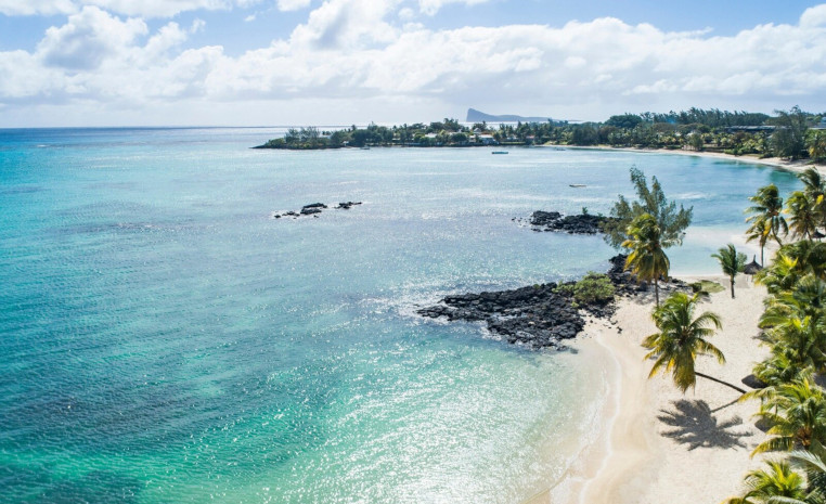 Ausblick auf den Strand und die Bucht im LUX* Grand Baie