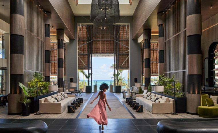 Stylisch eingerichtete Lobby im LUX* Grand Baie
