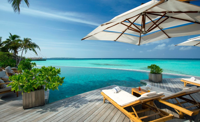 Gemütliche Liegen an der Poolbar mit Blick auf den Ozean