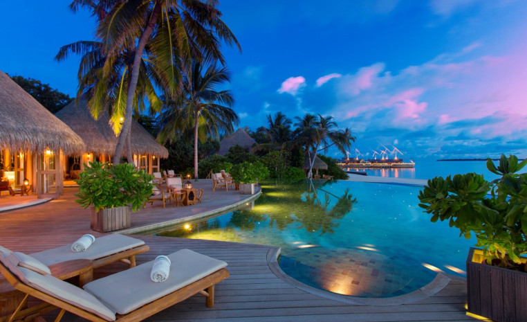 Poolbereich im Milaidhoo Maldives