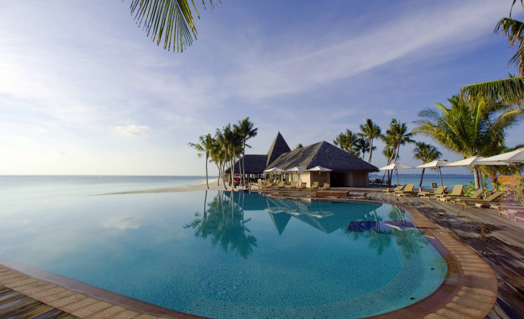 Infinitypool im Veligandu Island Hotel auf den Malediven